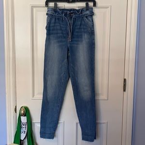 Mom/boyfriend jeans (blue) with jean belt.